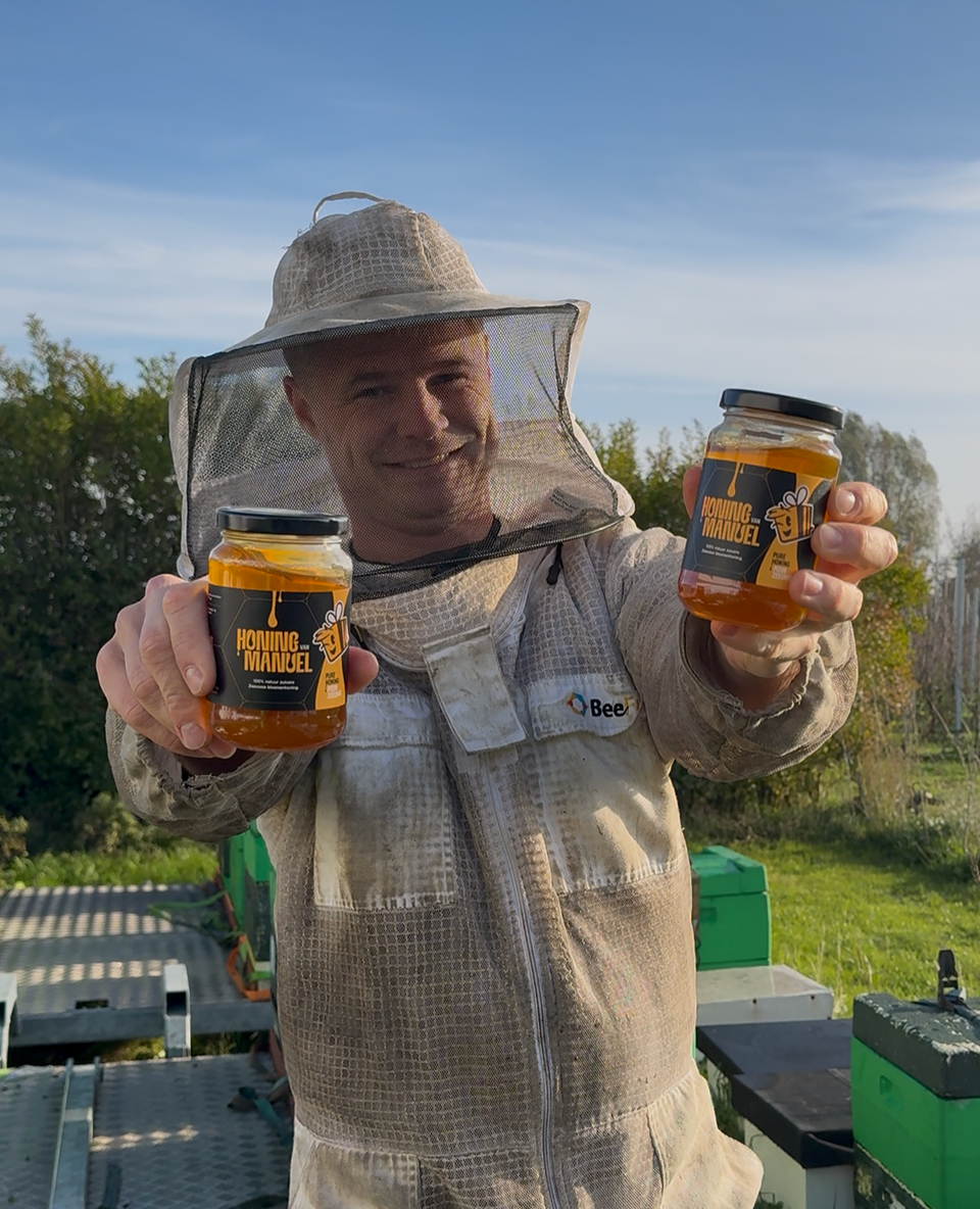 Imker Manuel met verse honing